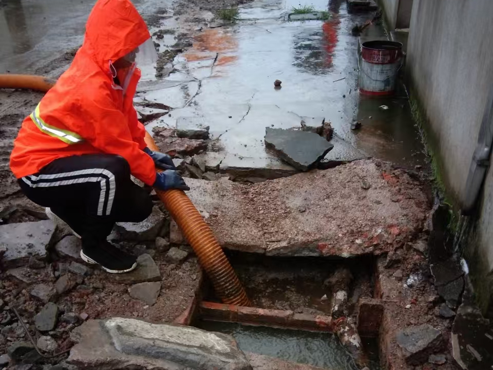 三才镇专业清理污水池 炜誉市政以规范流程守护城市 “肠道”